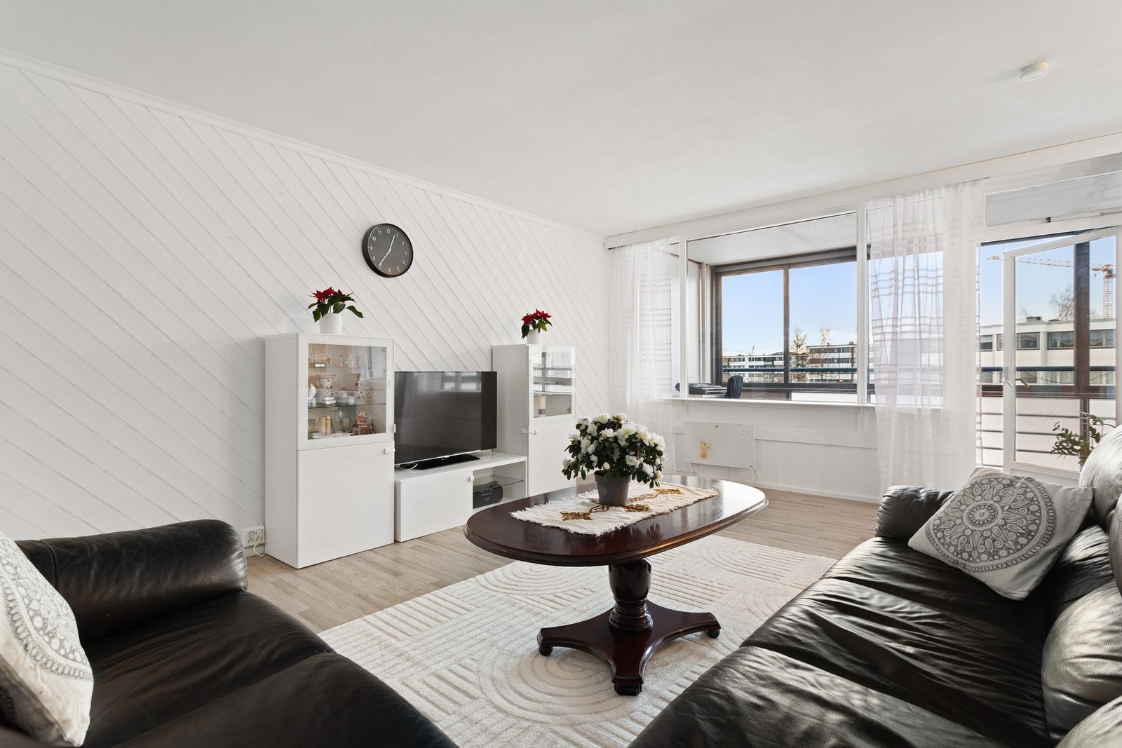 Romslig stue på 28m² med plass til flere sittegrupper. Galleribilde