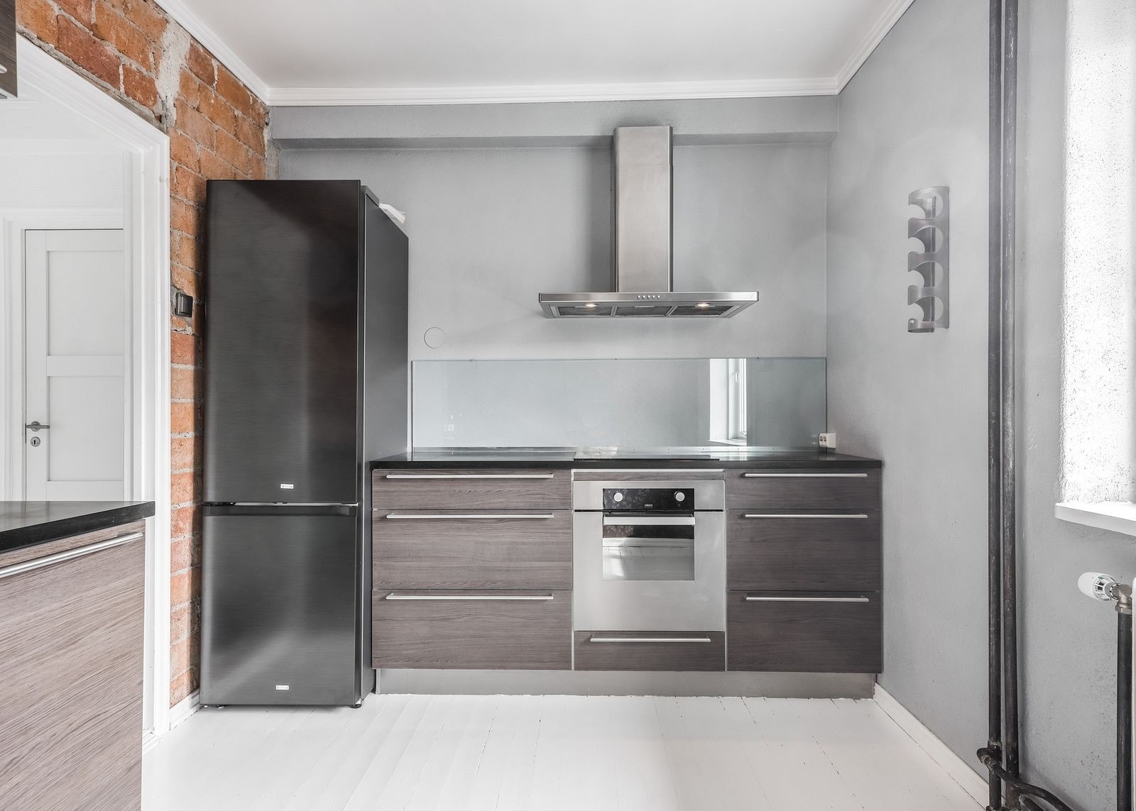 Separert kjøkken med hvitevarer. Galleribilde