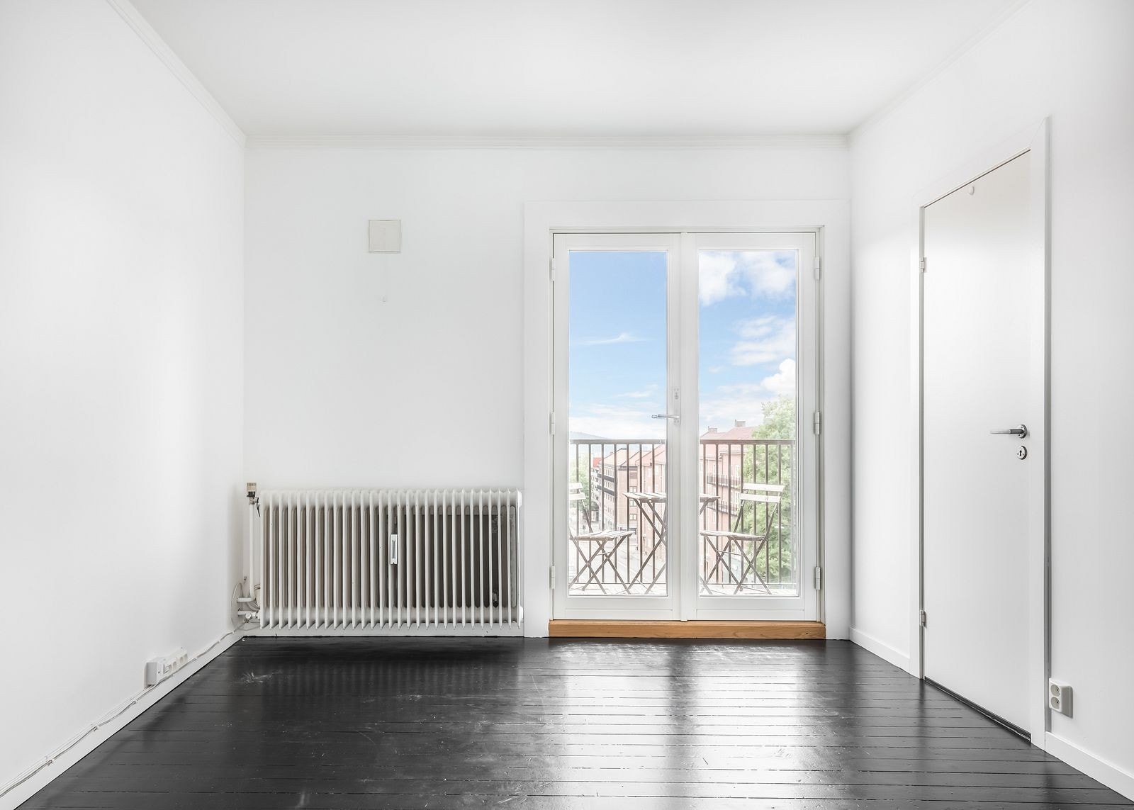 Stue med gode møbleringsmuligheter. Utgang til balkong Galleribilde