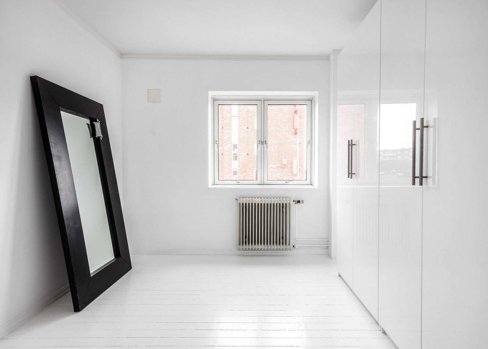 Hovedsoverommet fremstår som lyst og romslig. Garderobesakap medfølger Galleribilde