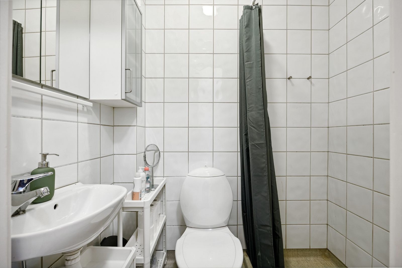 Badet er innredet med servant, toalett og dusjsone. Galleribilde