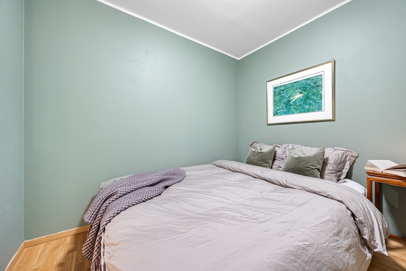 Her er det slette malte vegger og parkett på gulv. Galleribilde