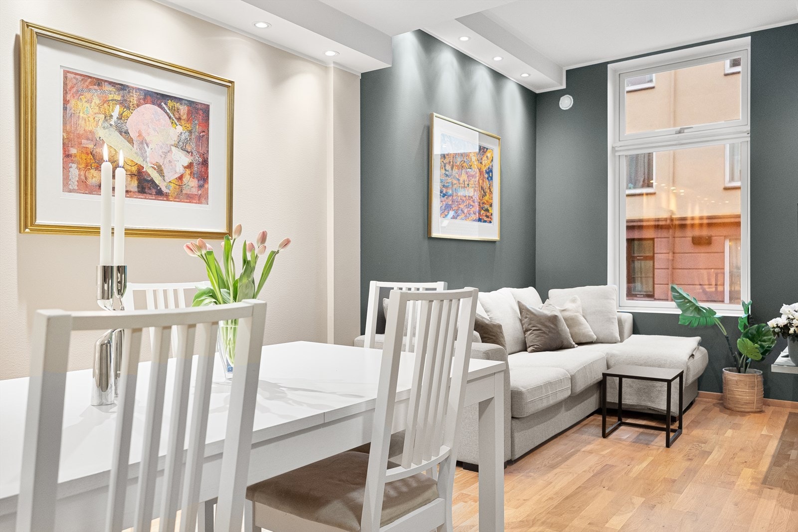 I stuen er det god plass til å innrede med både spisebord og sofagruppe. Galleribilde