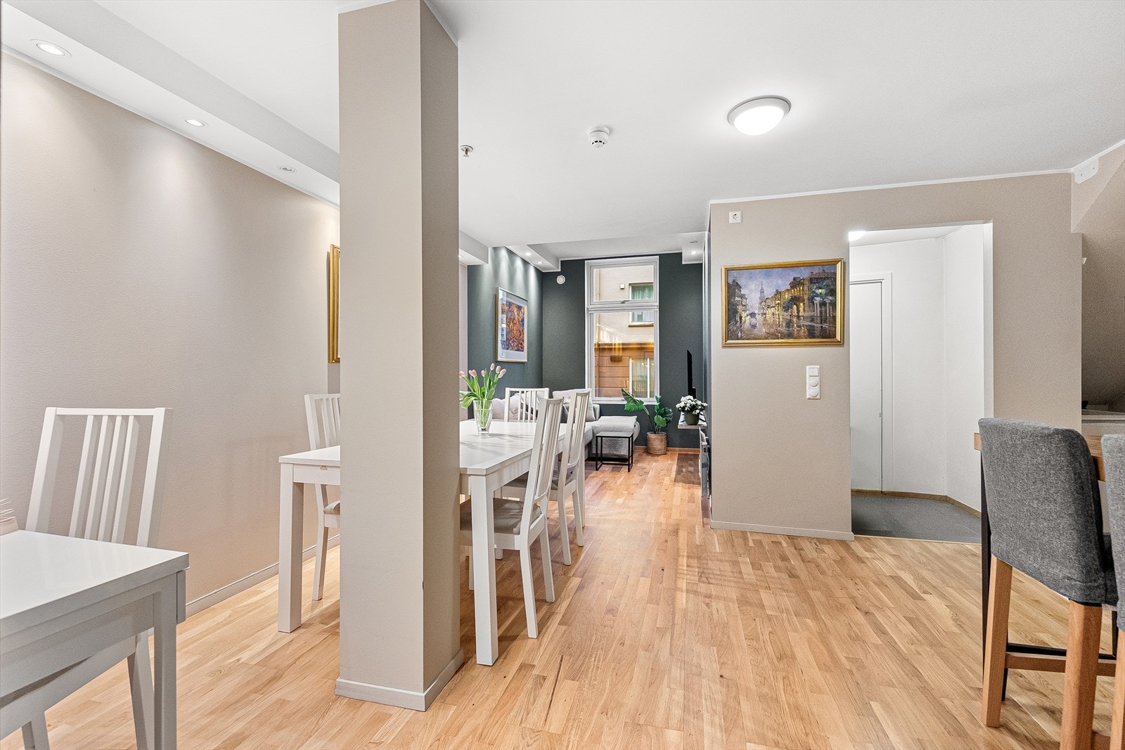 Leiligheten har en god planløsning som gir rikelig med plass i stuen og på kjøkkenet. Galleribilde