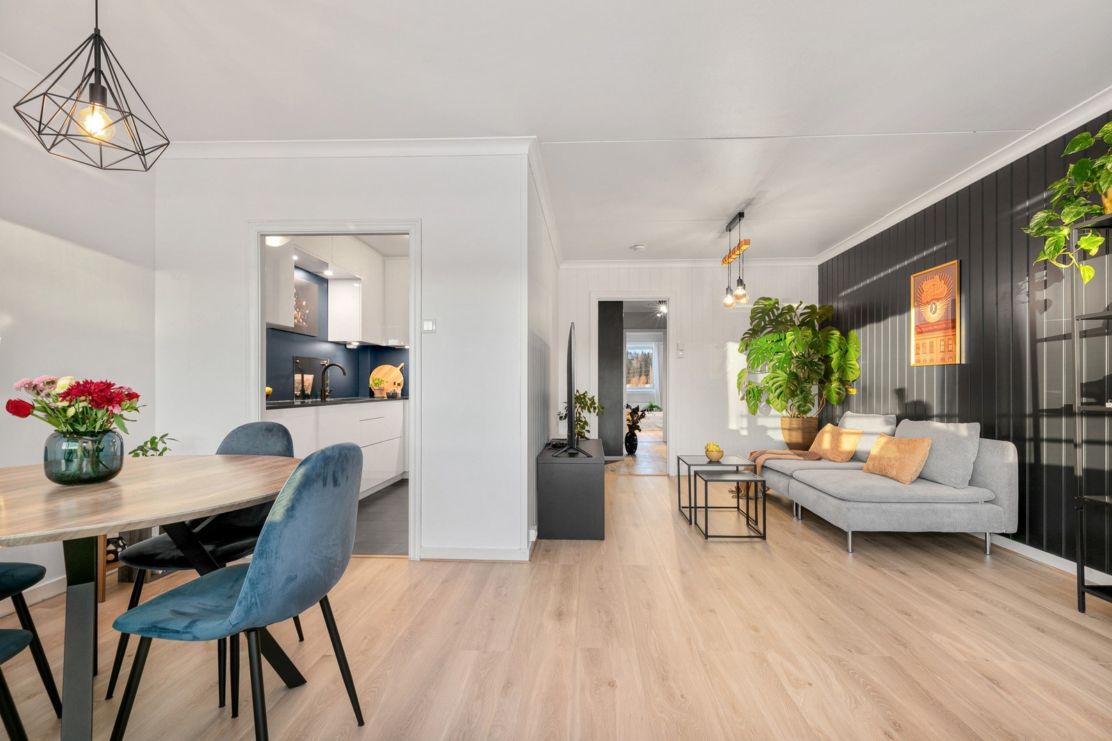 Stuen har god plass til møblering av sofagruppe med tilhørende stuemøblement, medievegg og spiseplass Galleribilde