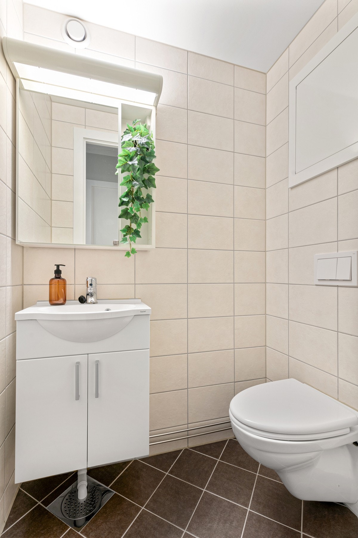 Meget praktisk separat toalettrom som gir maksimal utnyttelse av badet Galleribilde