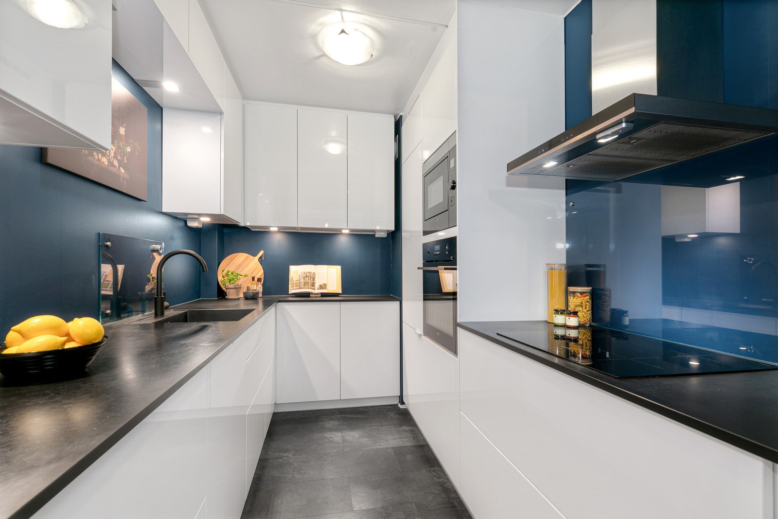 Her finner du "alt" du trenger av hvitevarer samt god skapplass Galleribilde