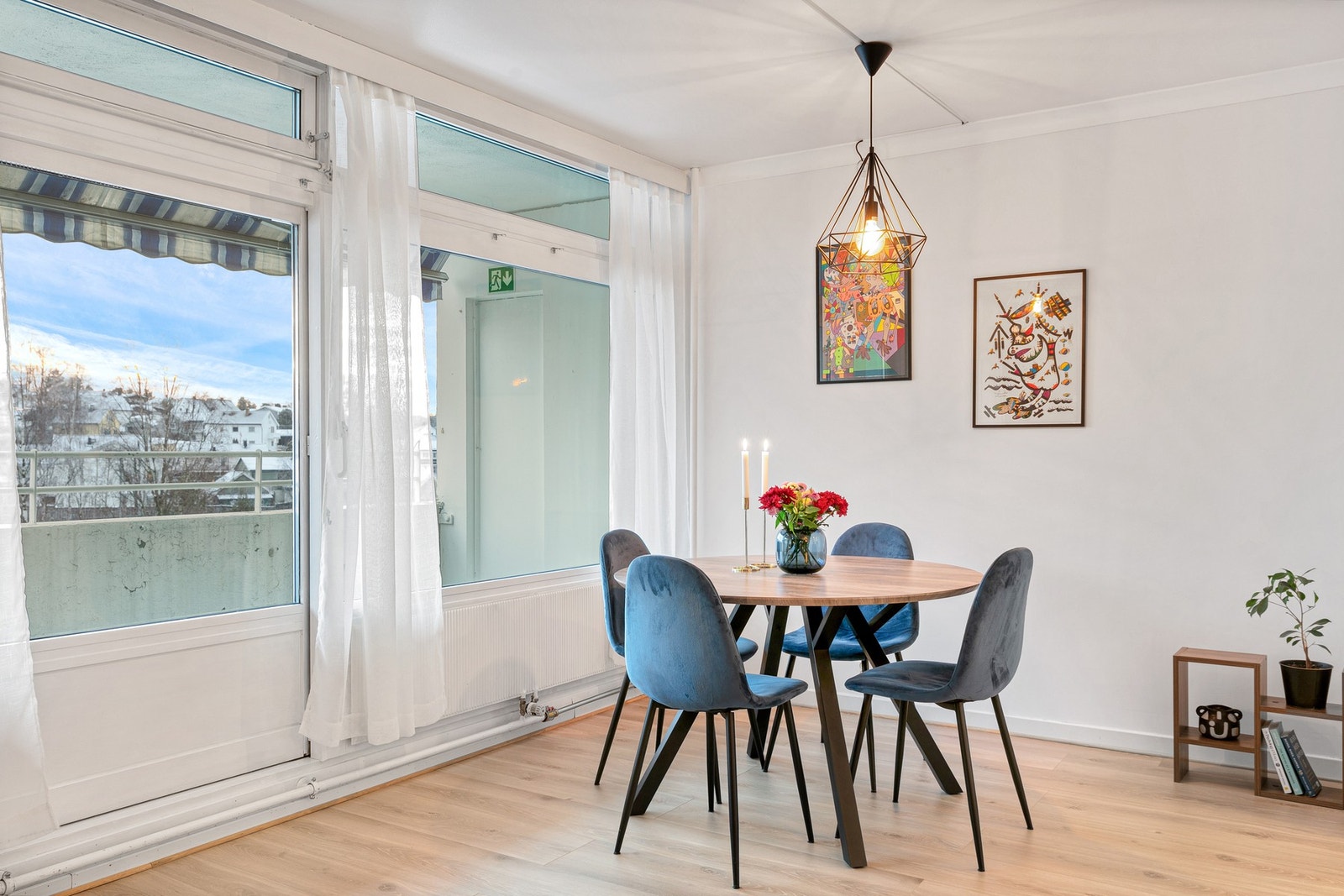 Spisestuen inviterer til hyggelige måltider med venner og familie Galleribilde