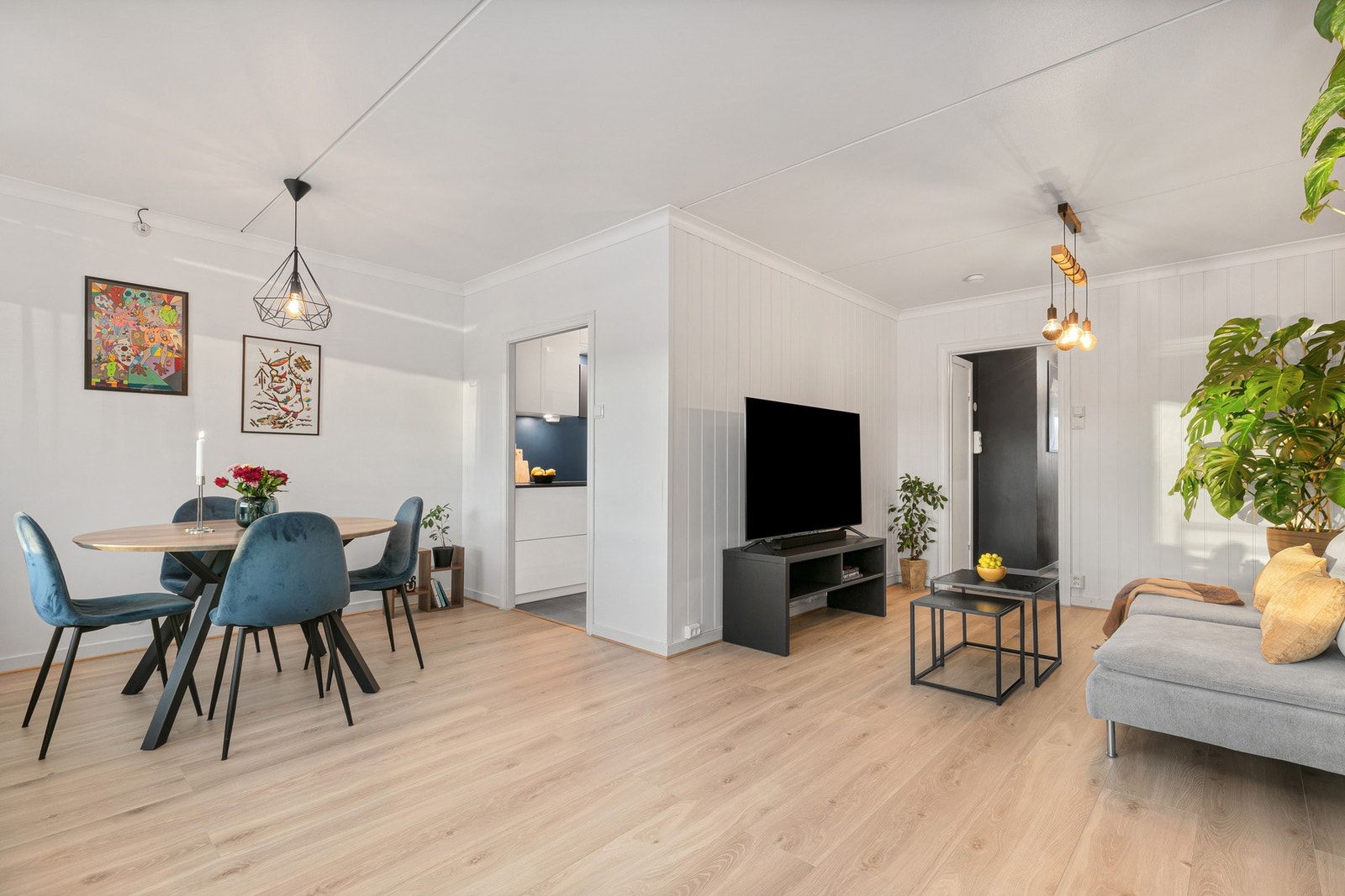 Stue og kjøkken er laget i plasseffektiv delvis åpen løsning Galleribilde