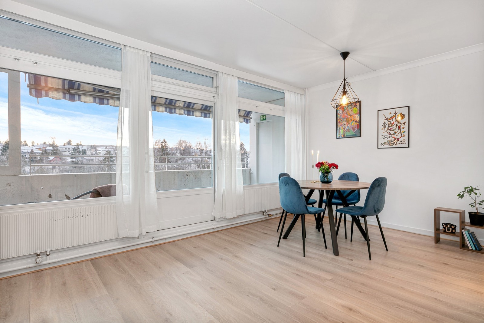 Stuen oppleves som lys og romslig med store vindusflater som slipper inn rikelig med naturlig lys Galleribilde