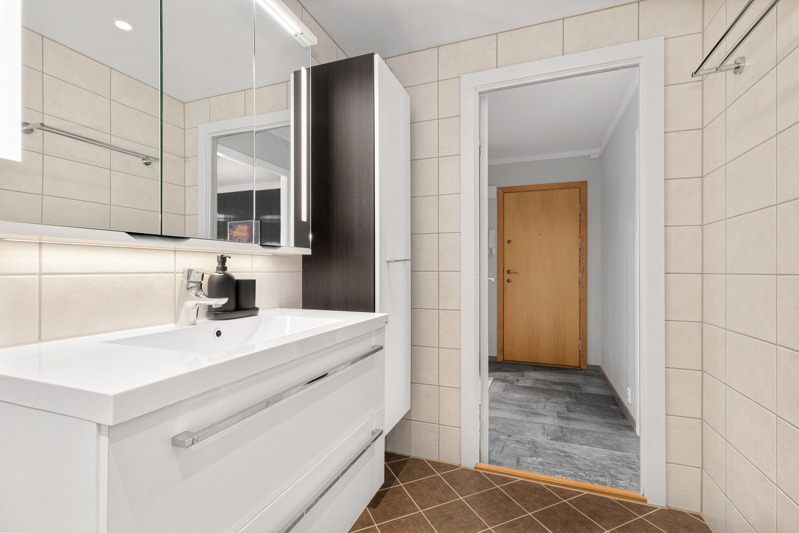 Innredningen består av vask, belyst speilskap og dusjhjørne samt opplegg for full vaskesøyle med vaskemaskin og tørketrommel Galleribilde