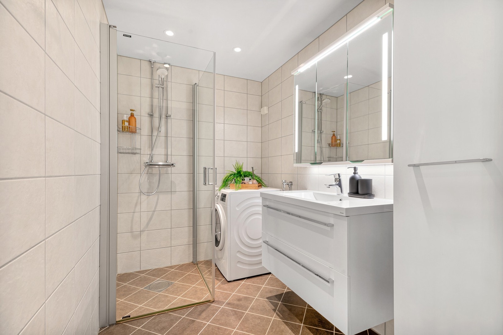 Meget pent flislagt bad fra 2016, rehabilitert i regi av borettslaget Galleribilde