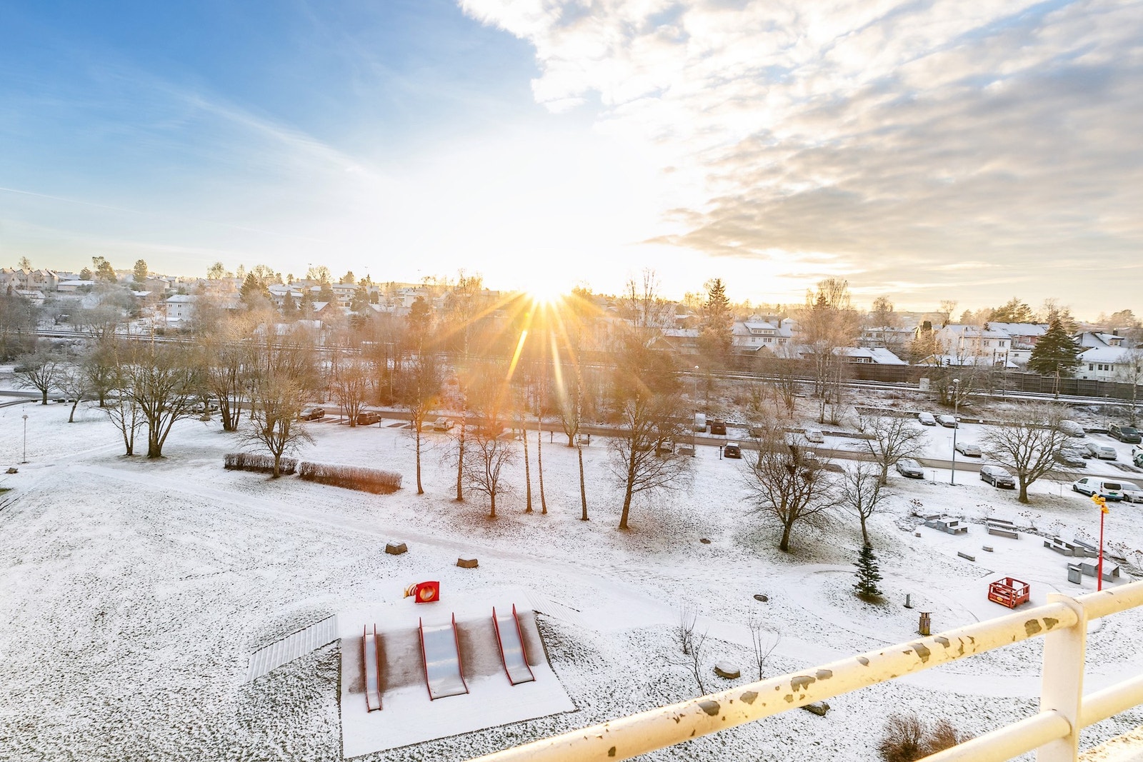 Åpent og fritt utsyn fra balkongen over borettslagets fellesområder Galleribilde