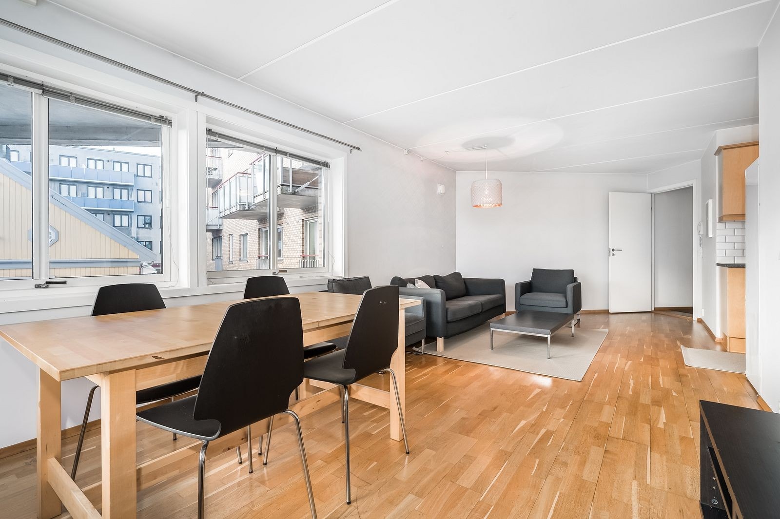 Store vinduer mot syd og vest slipper inn masse lys til leiligheten. Galleribilde