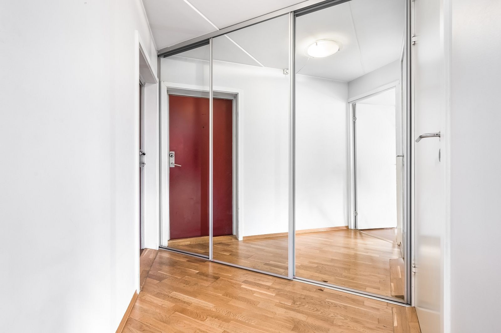 Stor skyvedørsgarderobe i entréen som enkelt holder unna for alle jakker og sko. Galleribilde