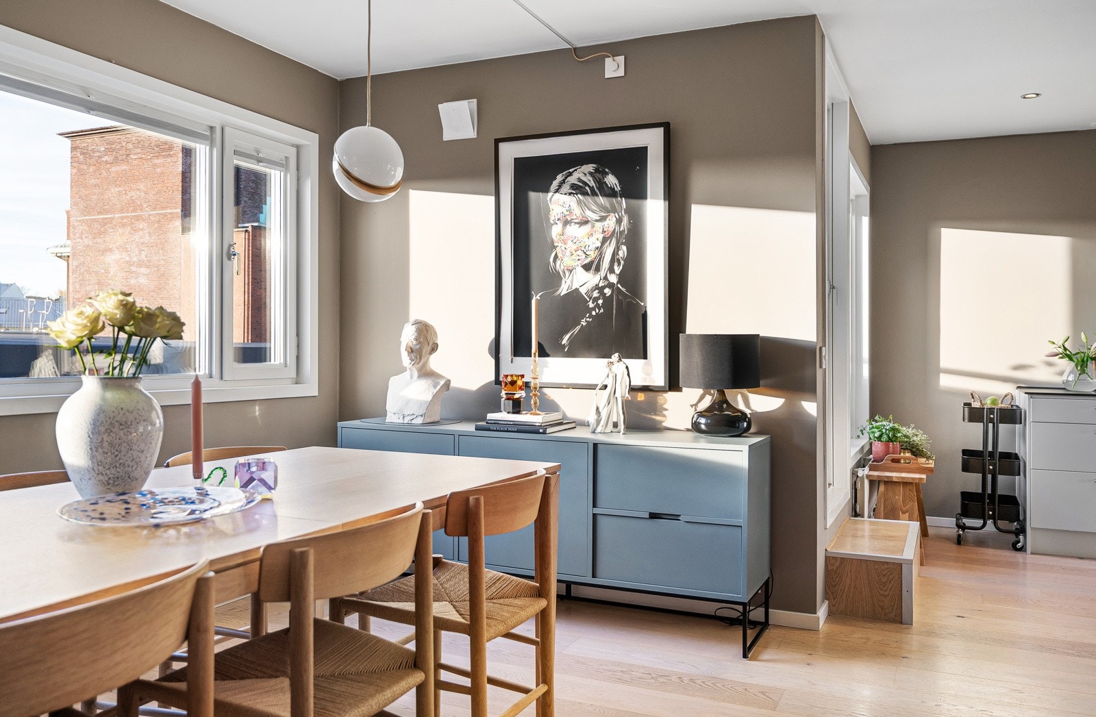 Leiligheten har naturlig avsatt plass til spisebord ved vinduene, perfekt for å samle familie og venner Galleribilde