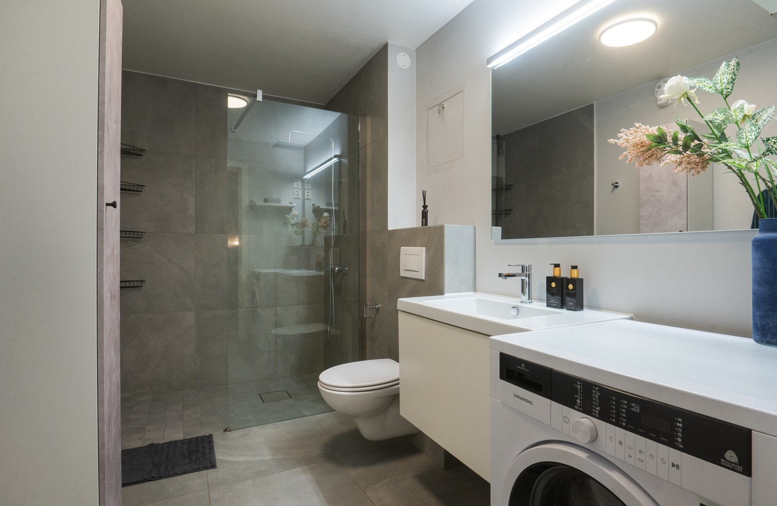 Badet fra 2017 har et delikat uttrykk med store fliser som gir et helhetlig preg Galleribilde