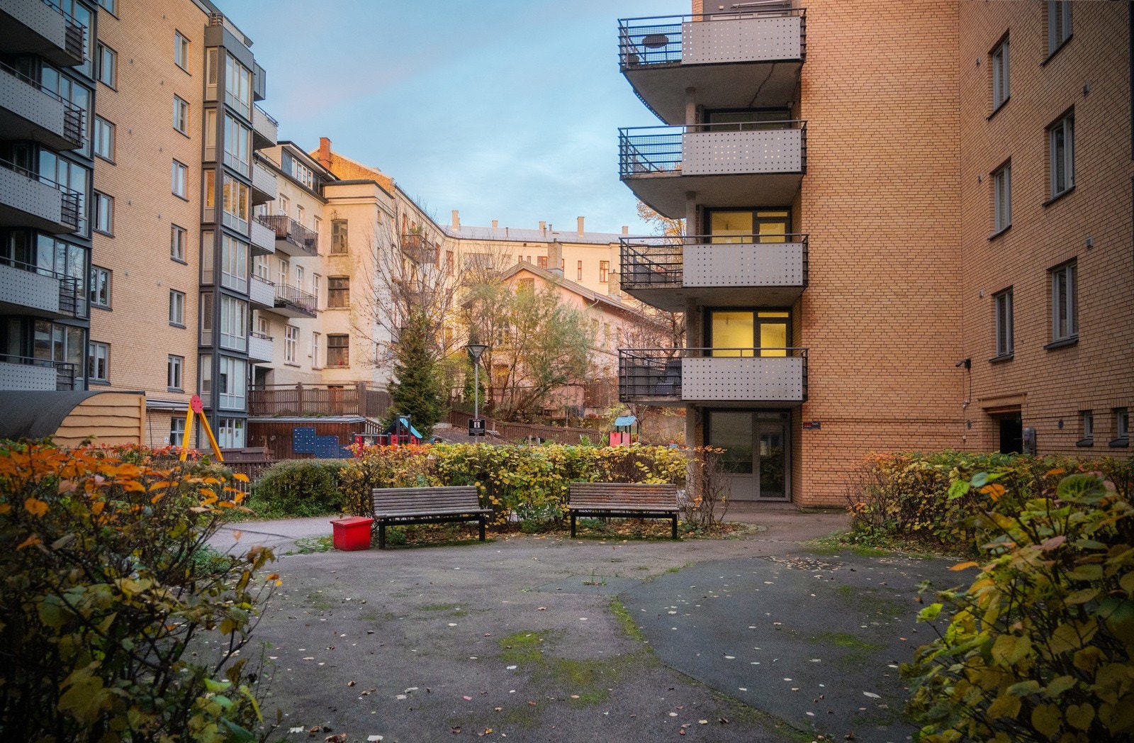 Hyggelig felles bagård med benker og beplantning Galleribilde