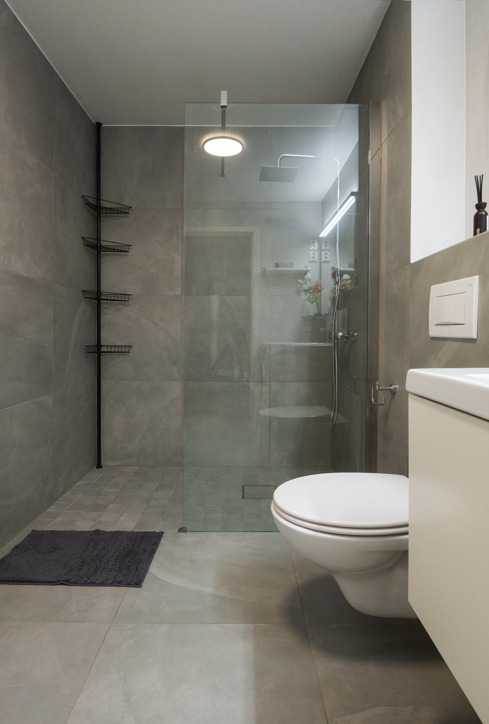 Badet har lys innredning med skuffer og heldekkende servant og speil med integrert belysning. Opplegg for vaskemaskin Galleribilde