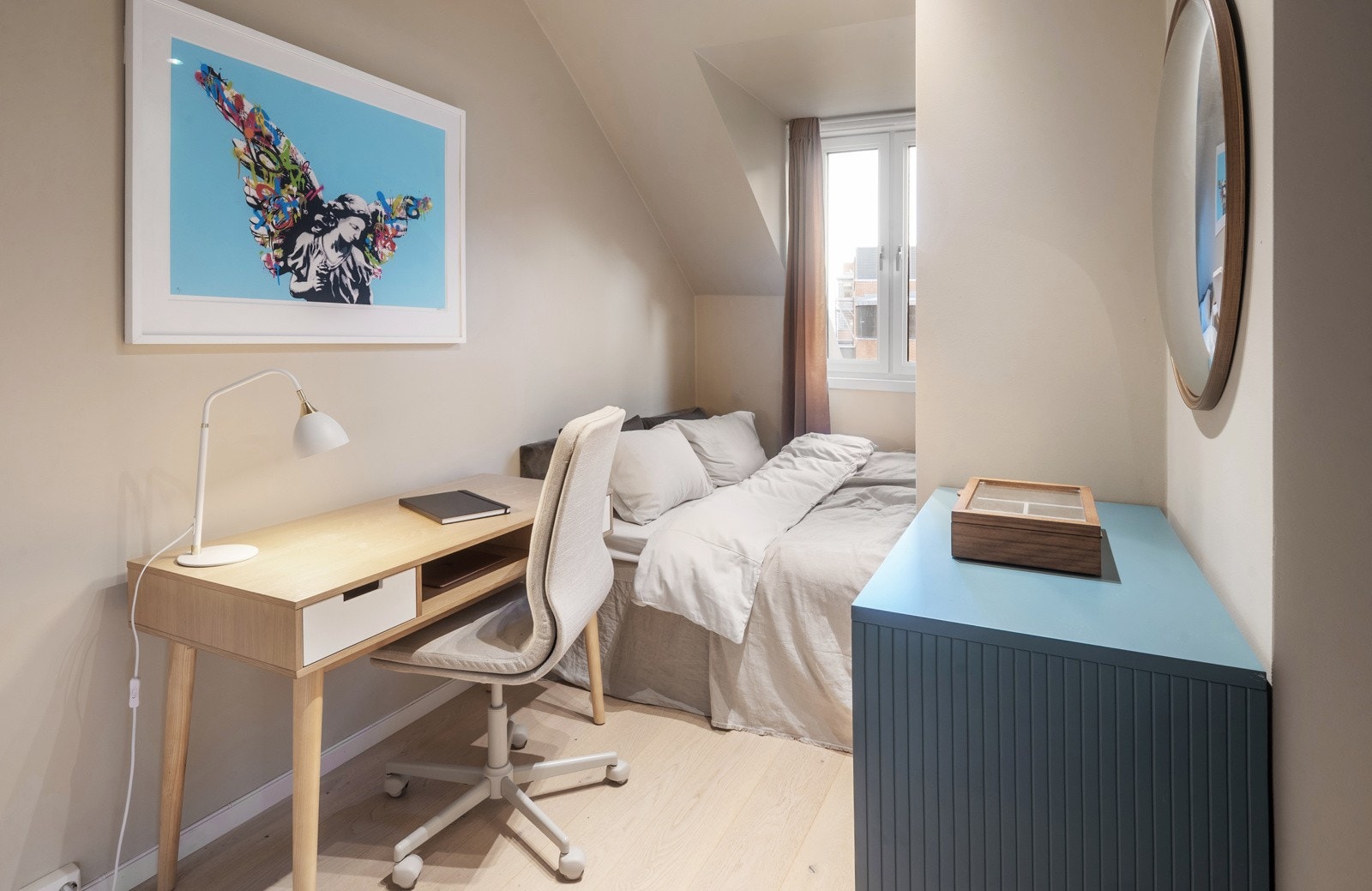 Boligens soverom 2 er romslig med plass til dobbeltseng, skrivepult og oppbevaring i kommode Galleribilde