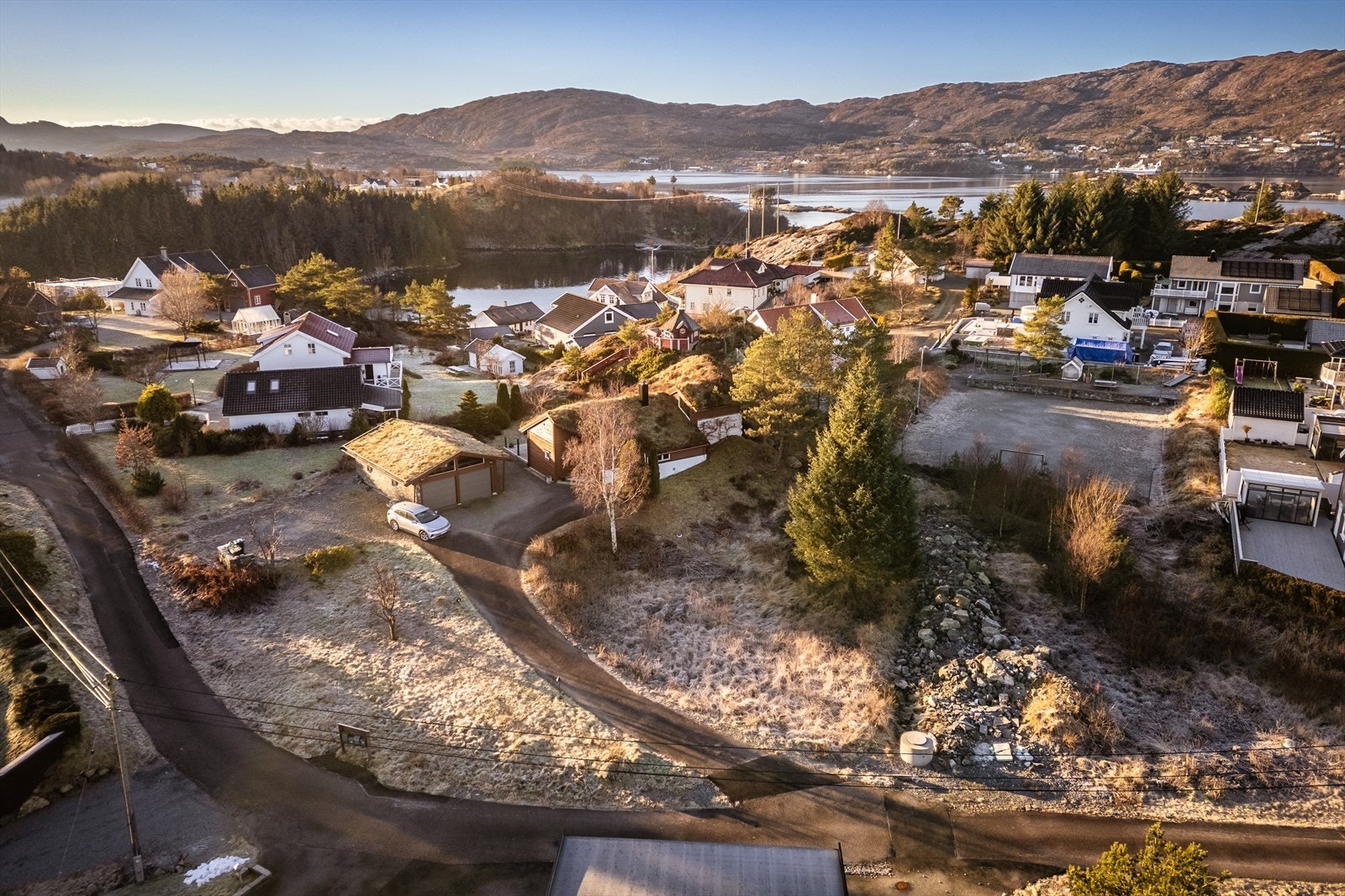 Tomtens beliggenhet sørger for at du omfavnes av vakker natur og sjø Galleribilde