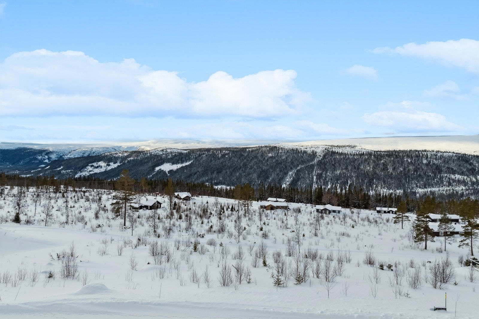 Utsikt mot Kvitvorda og omkringliggende fjell på vinterstid Galleribilde