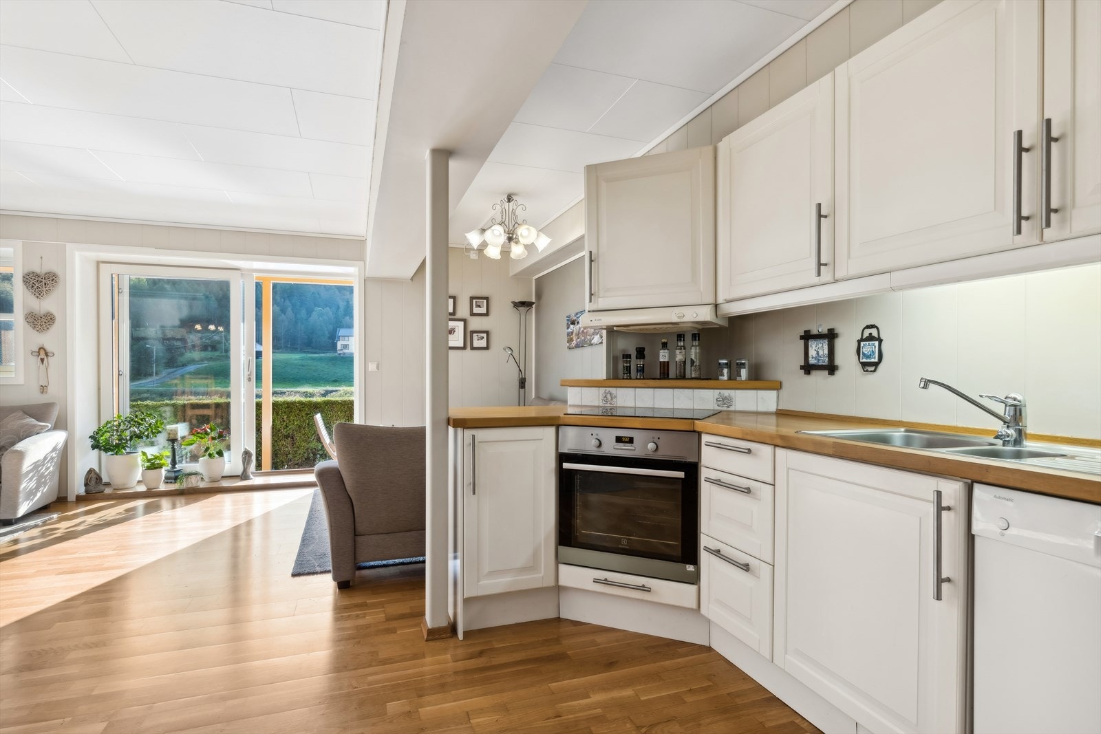 Leiligheten har store vinduer fra stuen som slipper inn naturlig lys Galleribilde