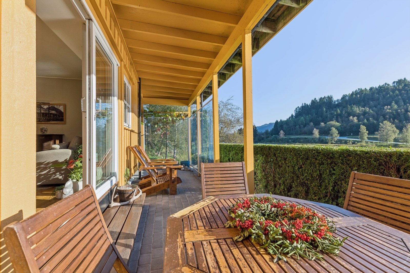 Terrasse hvor man kan nyte lange sommerkvelder Galleribilde