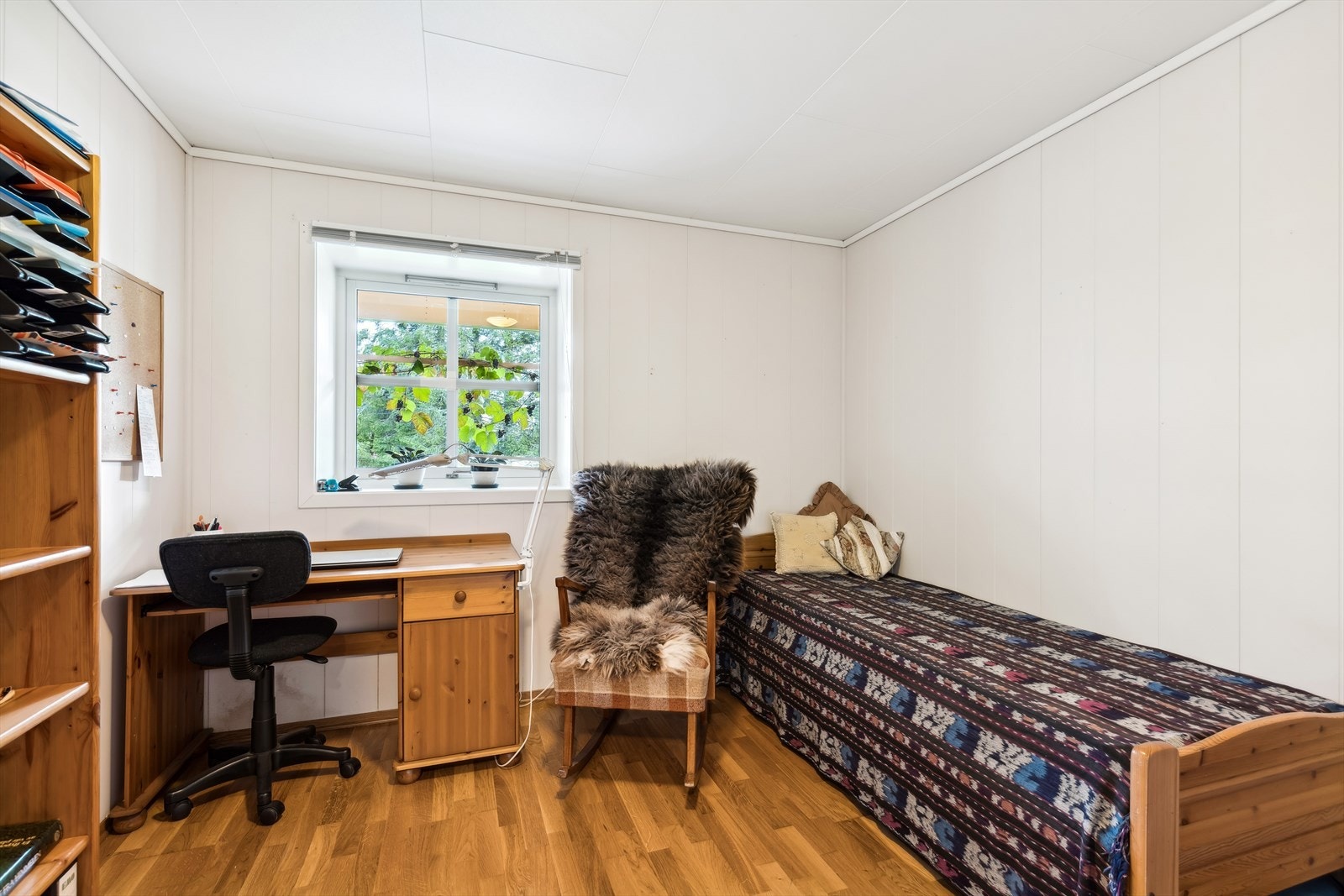 Soverom II brukers som kontor og gjesterom Galleribilde