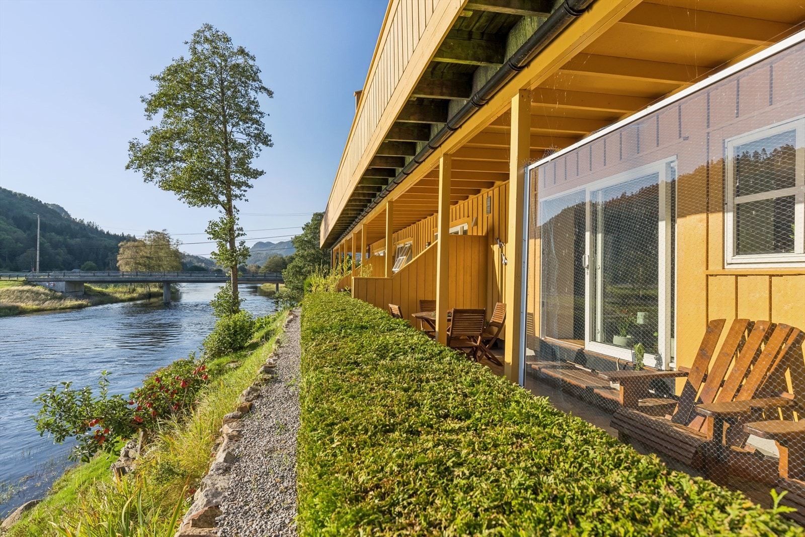 Pen terrasse med landlige omgivelser og god utsikt utover Lygna Galleribilde