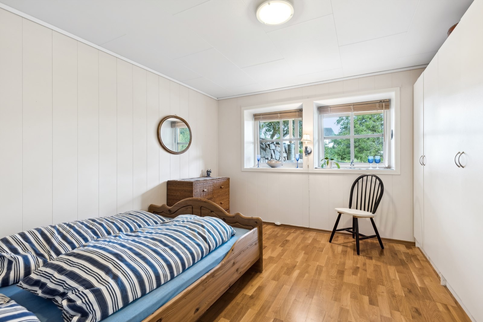 Soverom I Her er det rikelig med plass til både en dobbeltseng og en garderobeløsning. Galleribilde