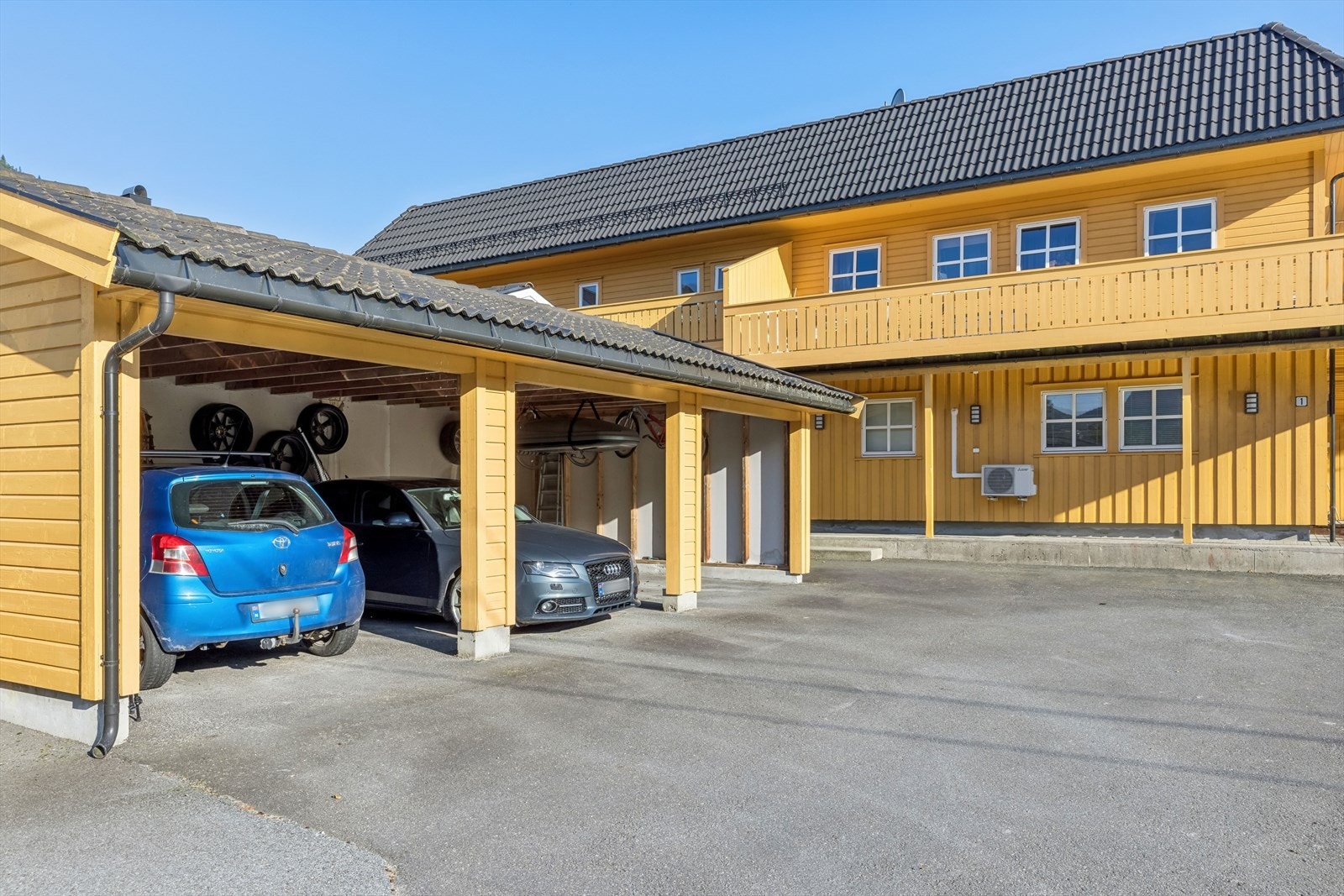 Fast parkeringsplass i carport. Galleribilde