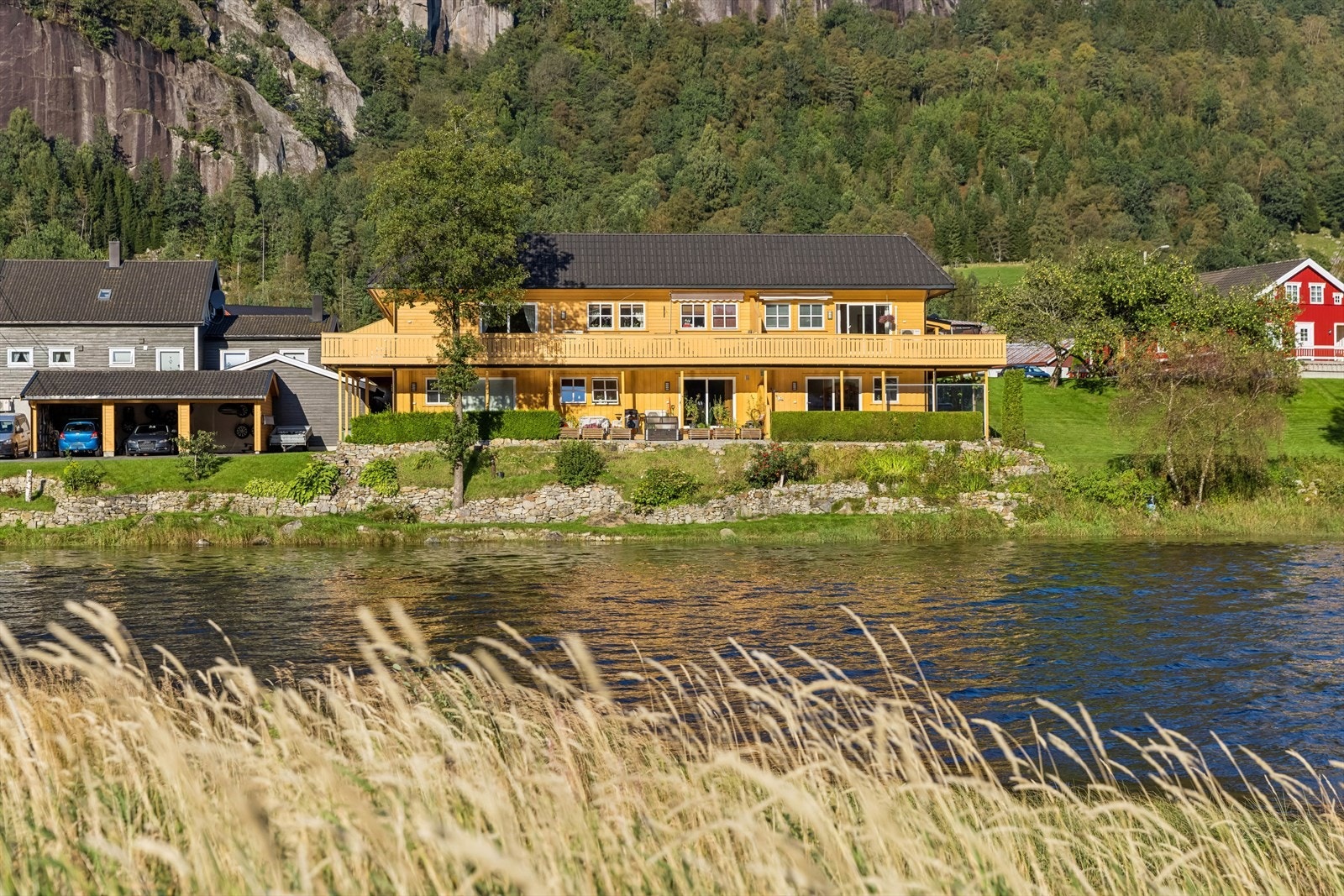 Leiligheten ligger i byggets første etasje sentralt i Eiken med nærhet til skole og alt av fasiliteter. Galleribilde