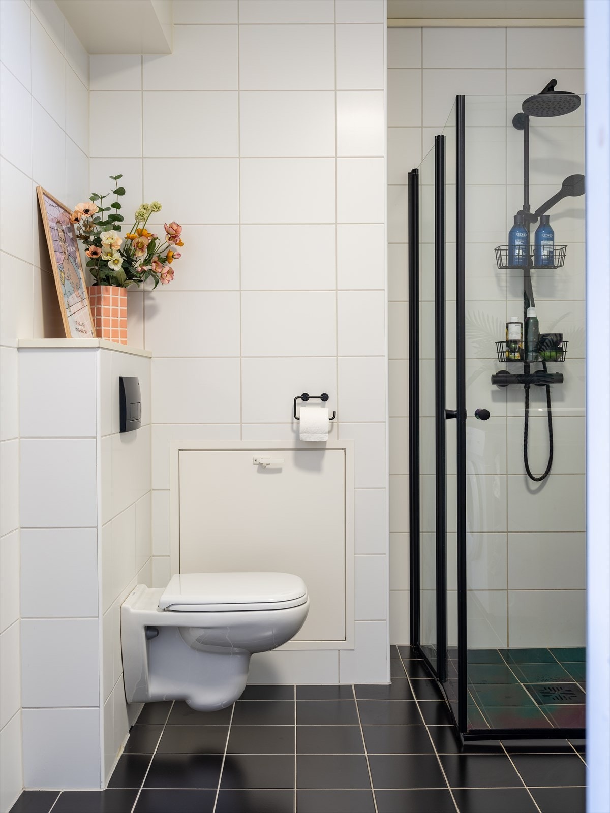 Her får man kvaliteter som vegghengt toalett og baderomsinnredning, varme i gulv og hjørnedusj med innfellvare dusjdører i sorte detaljer. Galleribilde