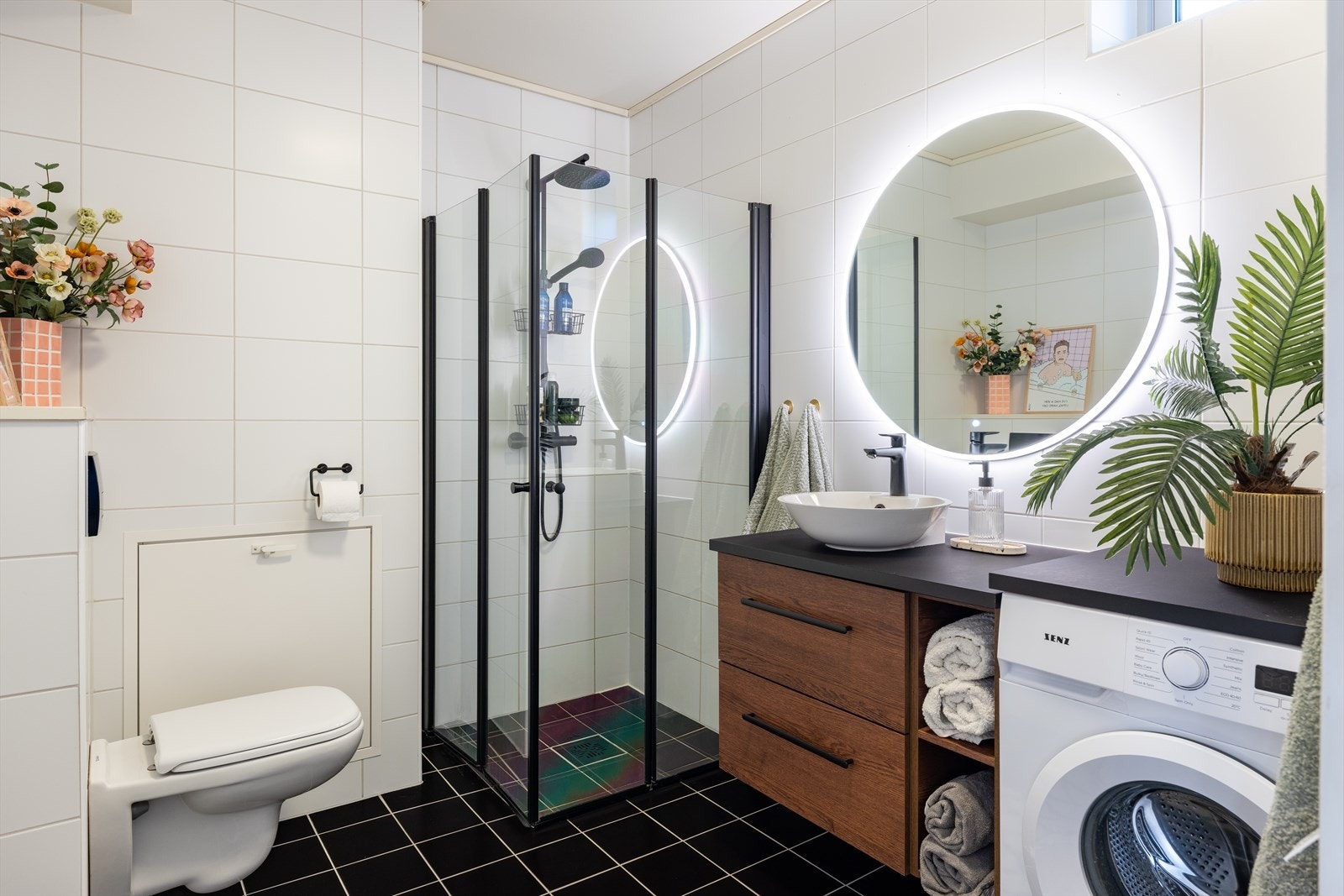 Baderommet har blitt modernisert av dagens eier, med nye dusjdører, nytt dusjarmatur, ny baderomsinnredning og nytt speil med LED touch lysstyring. Galleribilde