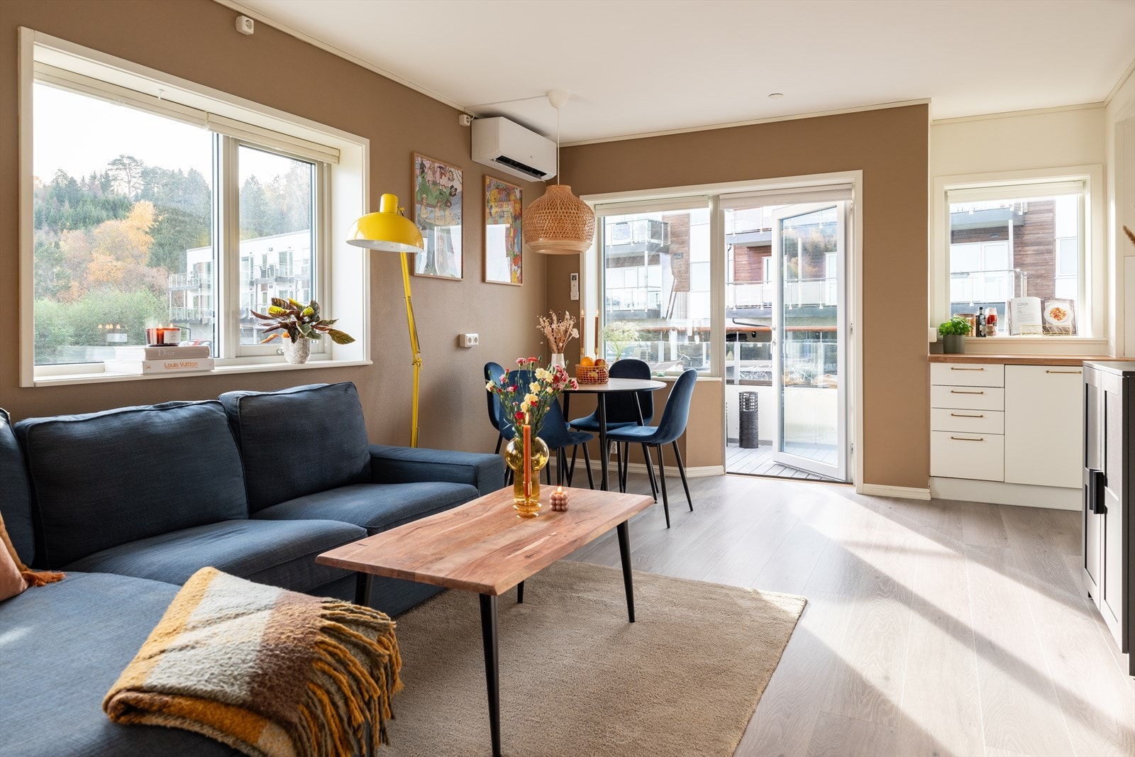 Her får du en rekke gode kvaliteter, med blant annet parkeringsplass i kjeller, innvendig- og ekstern bod, balansert ventilasjon og heis i bygget som tar deg direkte til leilighetens plan. Galleribilde