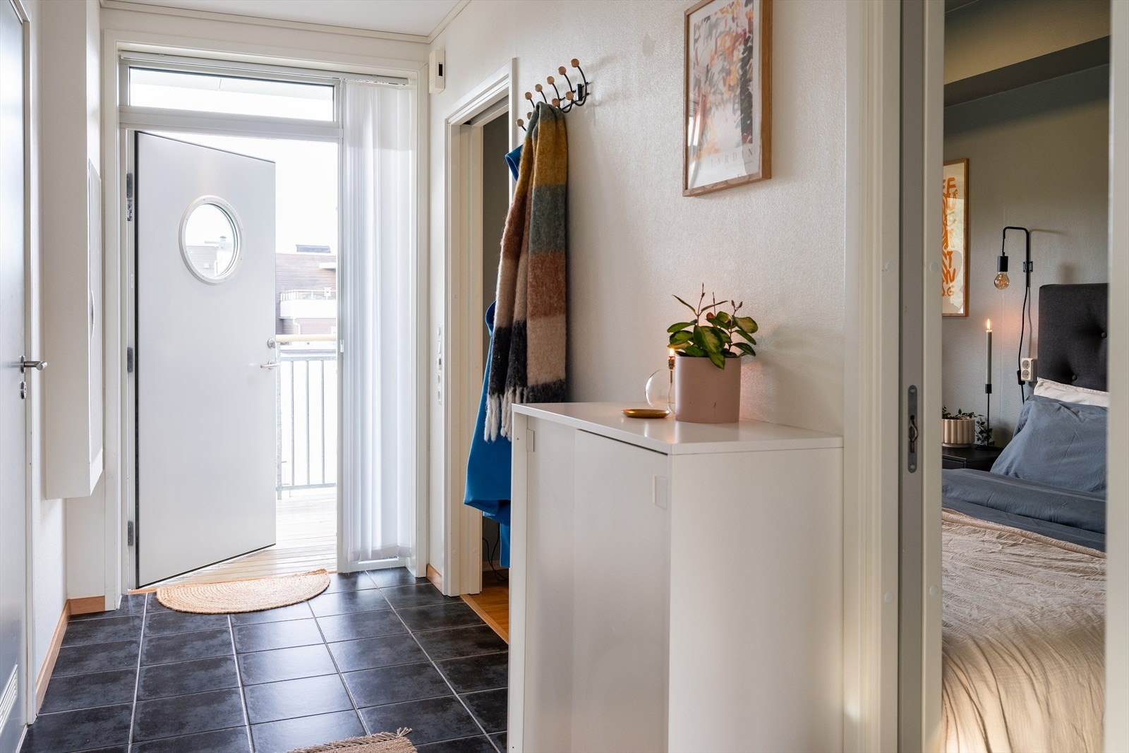 Entréen er flislagt og innehar gulvvarme. Galleribilde