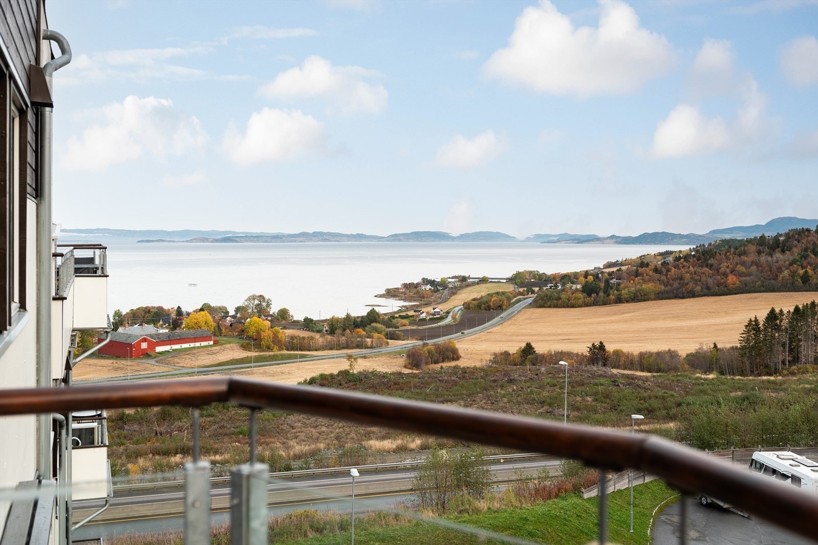 Fra balkongen har man fantastisk utsikt mot Trondheimsfjorden. Galleribilde