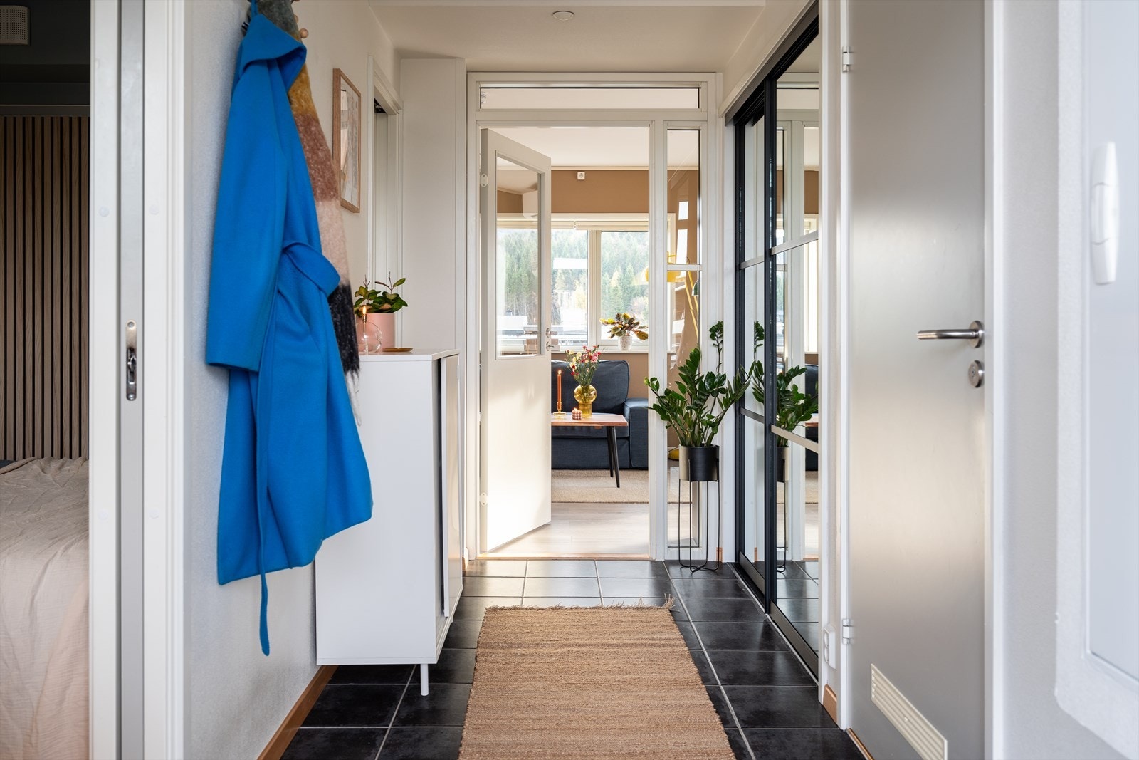 Leiligheten har en innbydende entré med integrert skyvedørsgarderobe som gir rikelig med oppbevaringsplass. Den gode størrelsen på gangen gir også rom for å møblere med flere oppbevaringsmøbler. Galleribilde