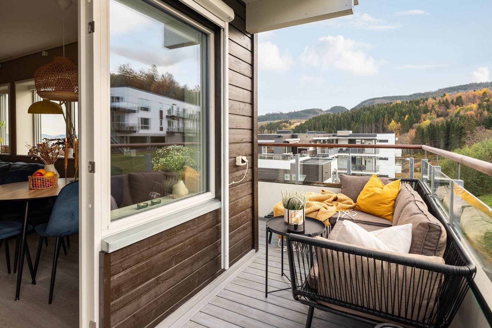 Praktisk hjørnebalkong på 7m², med flere møbleringsmuligheter. Balkongen byr på gode solforhold på til langt utpå dagen. Kveldssol får man på svalgangen, hvor man får en naturlig sone man kan benytte. Galleribilde