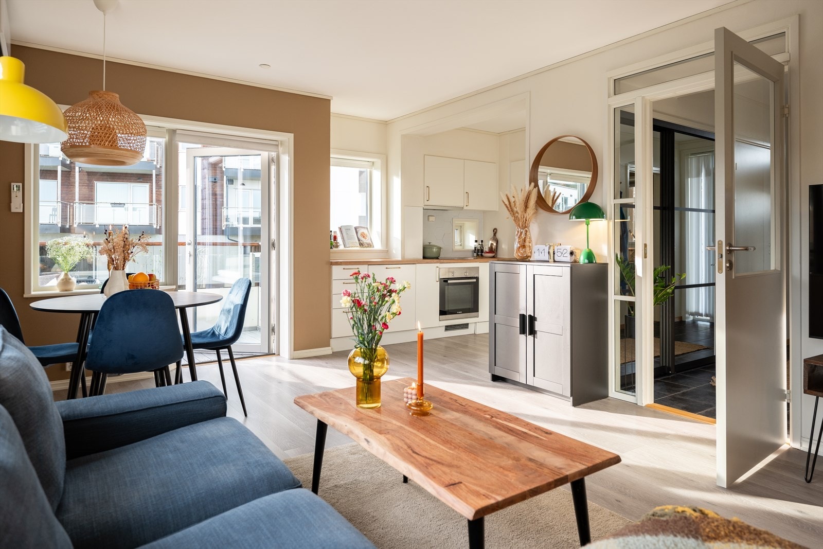 Leiligheten har en god hjørnebeliggenhet i toppetasje, hvor man hverken har naboer vegg i vegg eller i etasjen over. Med hjørnebeliggenhetet får man også rikelig med lysinnslipp, med vinduer i tre ulike himmelretninger. Galleribilde