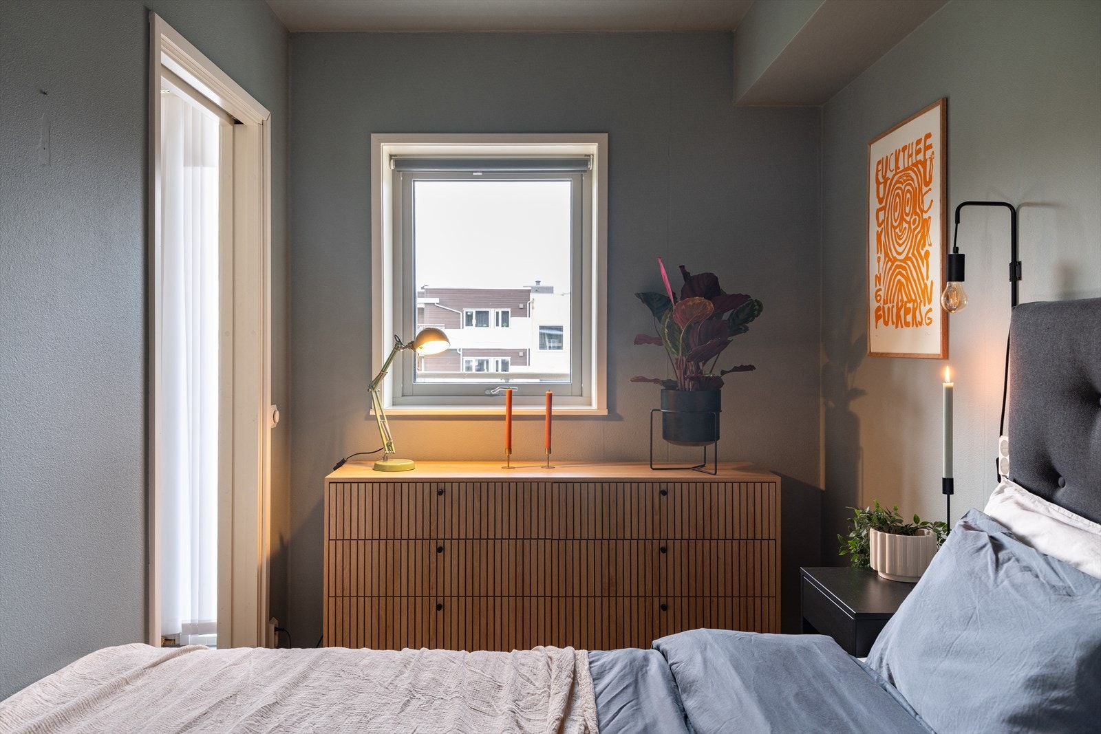 Fra leiligheten er det gode bussforbindelser til NTNU og handelshøyskolen BI, og kun en kjøretur på 10 minutter tar deg til Solsiden. Soverommet vender ut mot svalgang. Med beliggenhet på enden er det ingen forbipasserende. Galleribilde