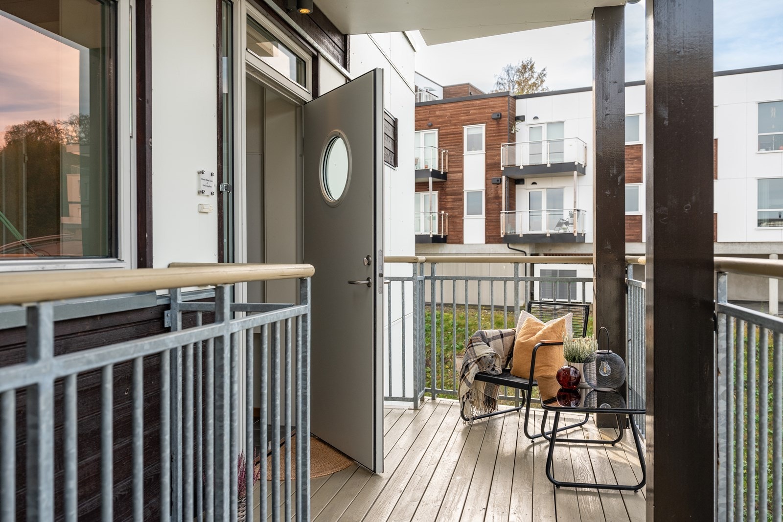 Leiligheten har en svært god beliggenhet i 4. etasje, med en endebeliggenhet beliggende for seg selv, uten naboer vegg i vegg. Galleribilde