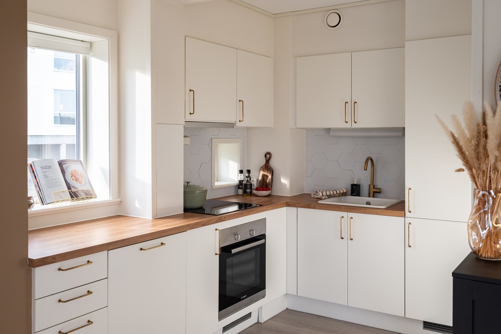 Moderne og delikat kjøkken, som er vurdert til tilstandsgrad 1 av takstmann. Galleribilde