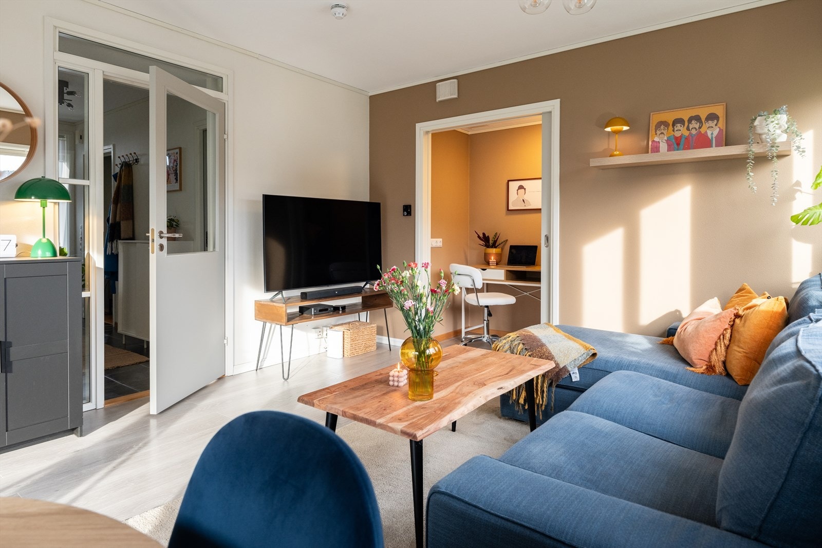 Romslig stue med innvendig bod i direkte tilknytning, som gjør oppbevaring enkelt og effektivt. Perfekt for å holde hjemmet organisert. Galleribilde