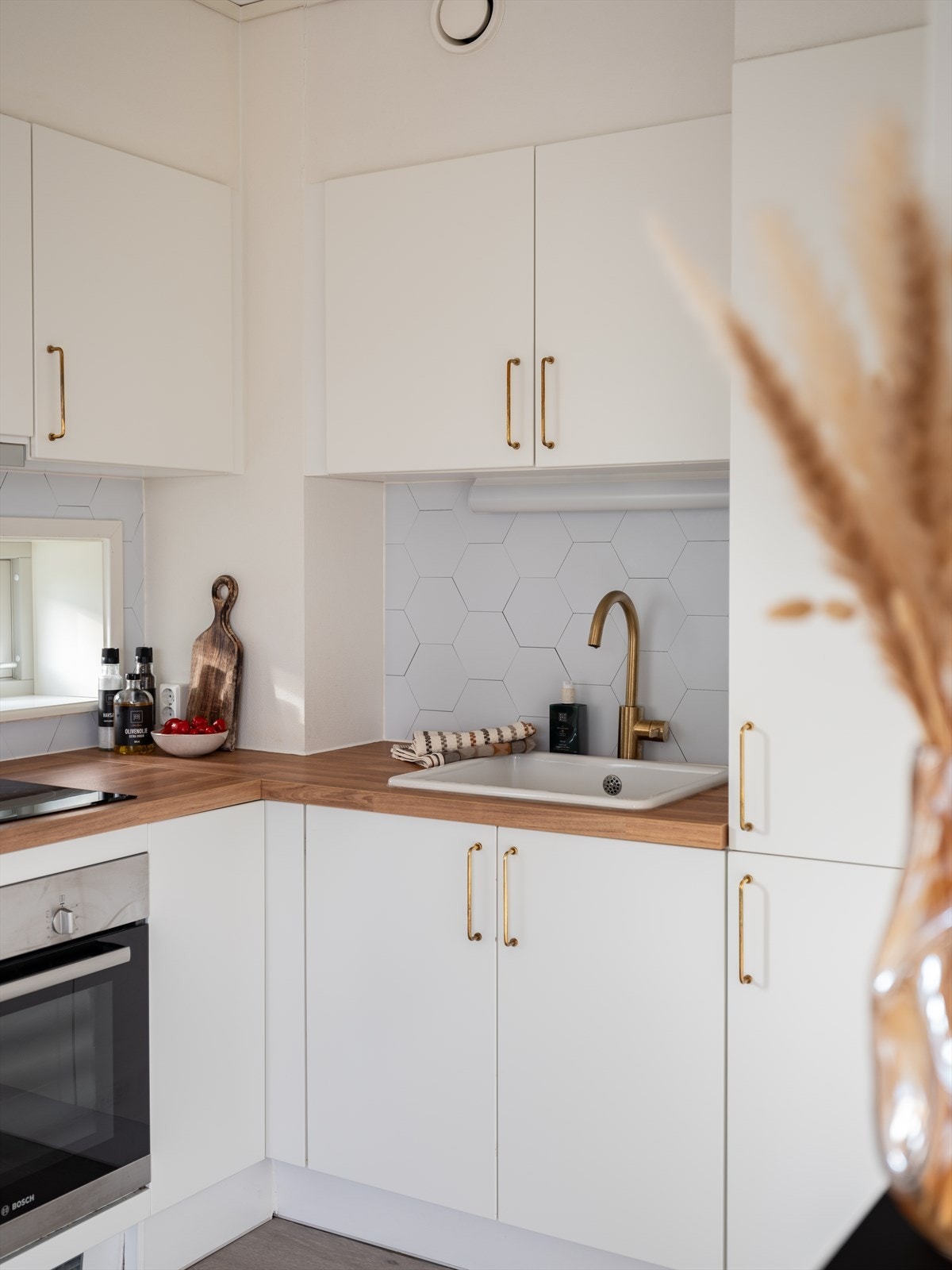 Kjøkkenet er innredet med Arens kjøkkeninnredning og har fått nye knotter, benkeplate, servant og blandebatteri våren 2024. Galleribilde