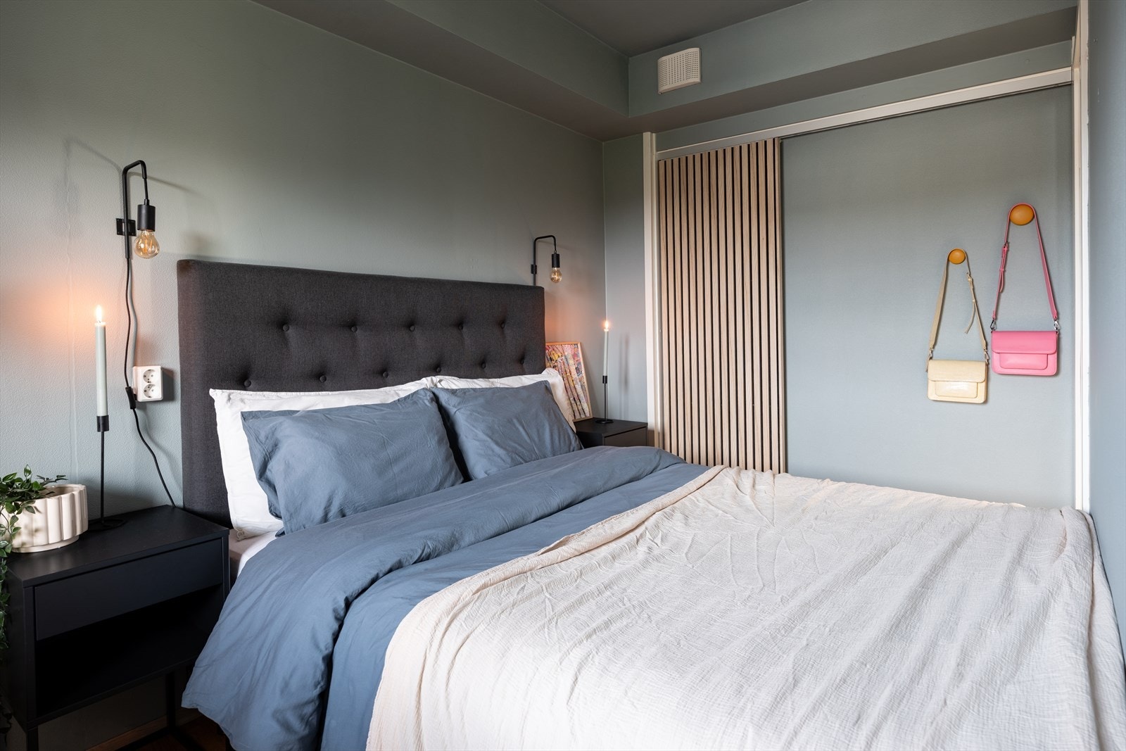 Soverommet er på 8,5m² og har en god planløsning med inngang på hver sin side av sengen. Veggene er malt i Soft Teal, som gir en lun romfølelse. Galleribilde