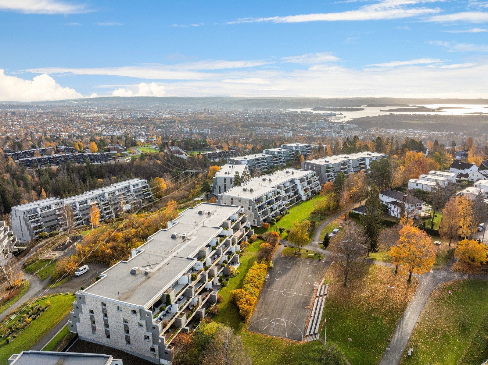 Kun et lite minutt gåavstand til nærbutikk (Joker) samt kort gåavstand til buss og t-bane (både Røa t-banestasjon og Ullernåsen t-banestasjon Galleribilde
