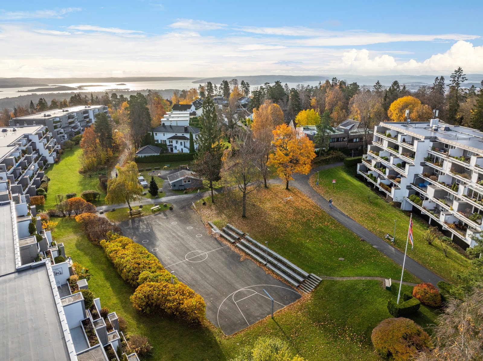 Her har du uvanlig stort grønt fellesområdet rett utenfor døren som er lagt til rette for uteaktiviteter både på sommeren og vinteren Galleribilde