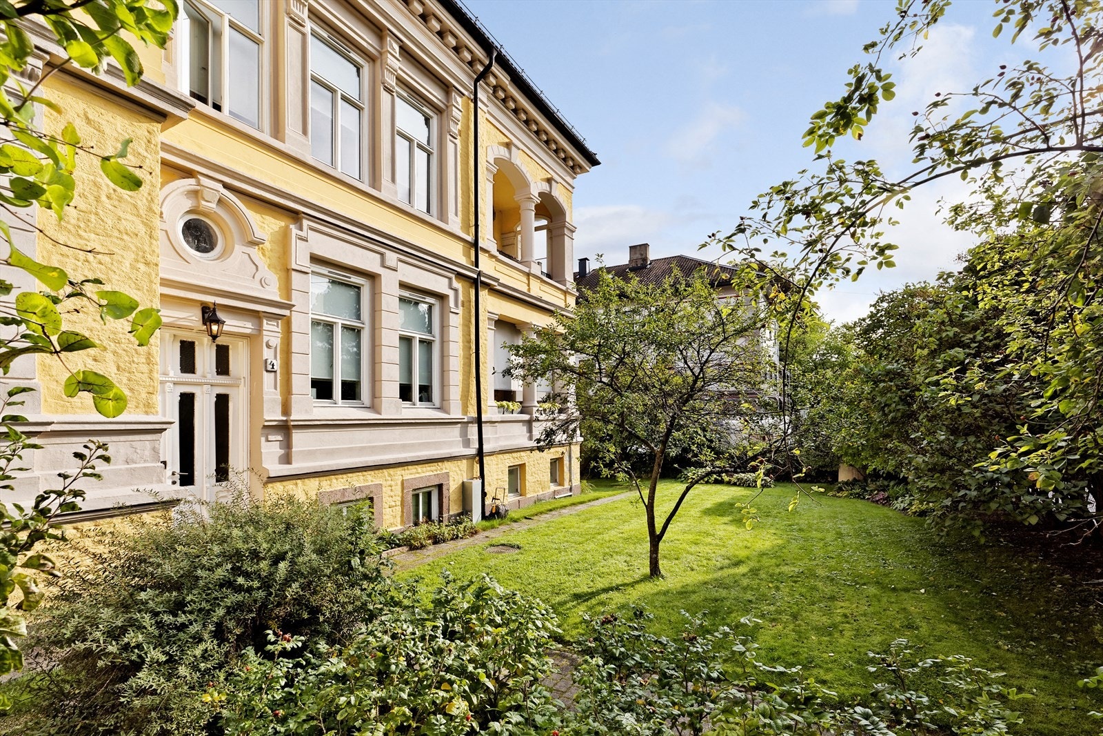 Byvillaen er oppført i enkel nybarokk stil Galleribilde